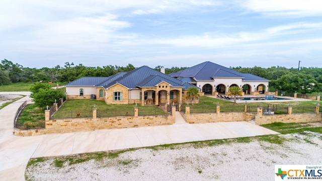 view of front of home featuring a front lawn