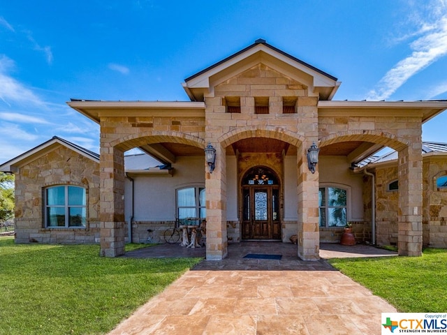 view of front of house featuring a front yard