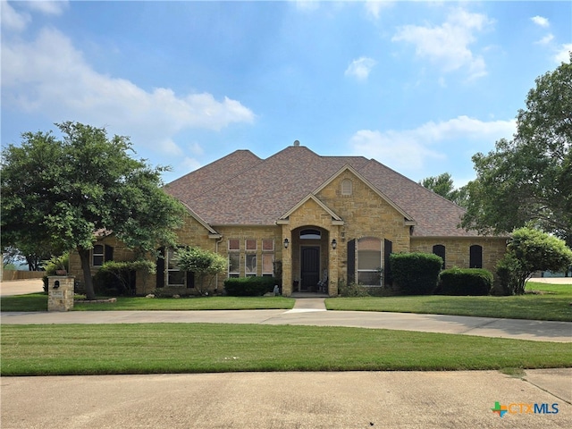 view of front of property featuring a front yard