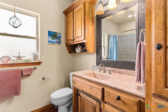 full bath with curtained shower, baseboards, toilet, and vanity