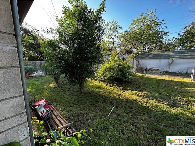 903 N Cherry St, Seguin, TX 78155 - view of yard