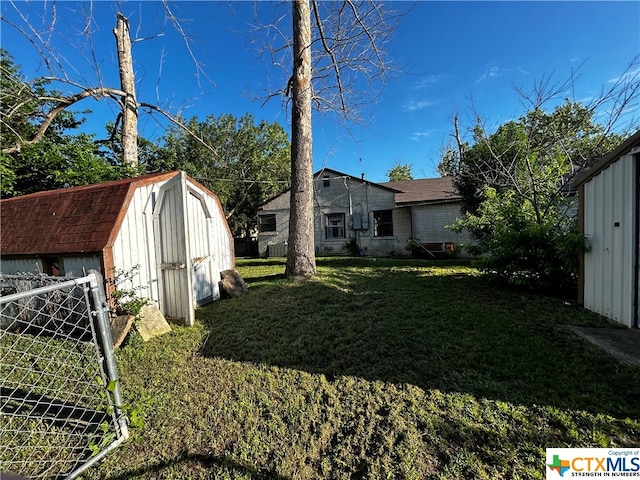 view of yard featuring a shed