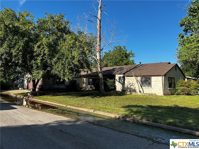 view of front of property with a front yard