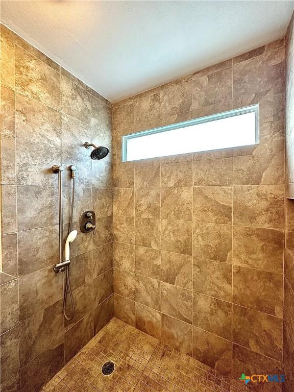 203 Hampshire St, Victoria, TX 77904 - bathroom featuring tiled shower