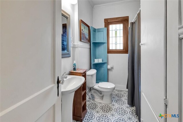 304 W Putnam, Ganado, TX 77962 - full bath with toilet, ornamental molding, tile patterned flooring, a shower with shower curtain, and wainscoting