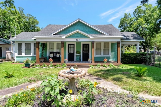 view of front facade featuring a front lawn and covered porch