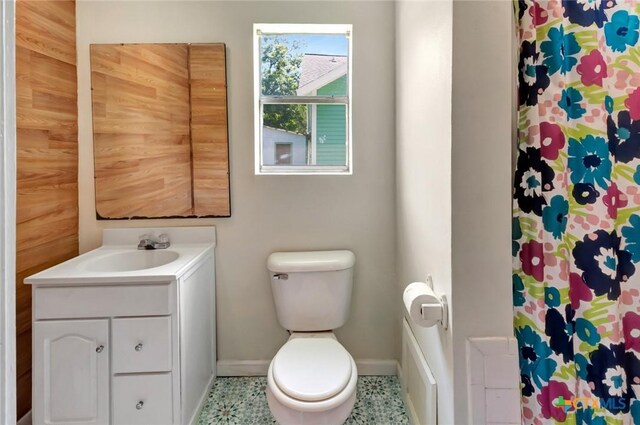304 W Putnam, Ganado, TX 77962 - full bath featuring baseboards, toilet, vanity, and curtained shower