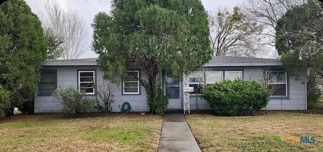 view of front of house featuring a front yard