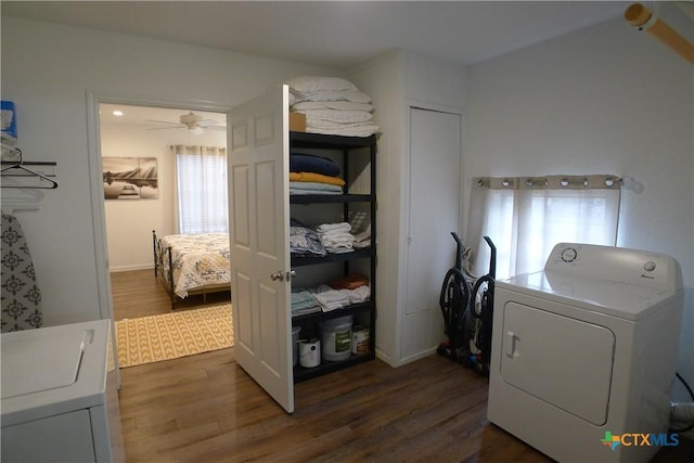 747 Oasis St, New Braunfels, TX 78130 - washroom with dark wood finished floors, washing machine and dryer, and a ceiling fan