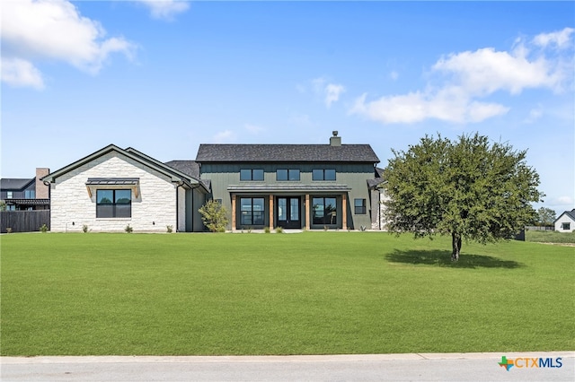 view of front of property featuring a front yard