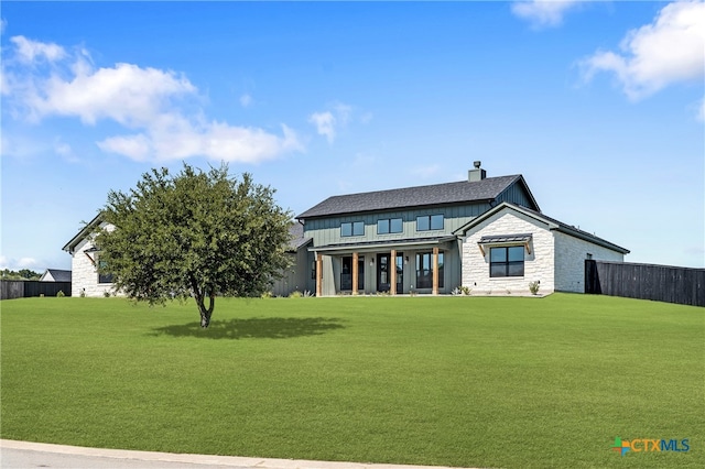 view of front of home featuring a front yard