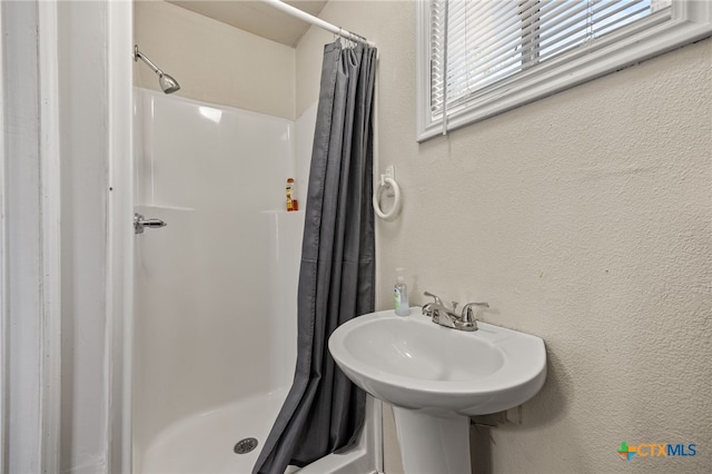 bathroom featuring a shower with curtain