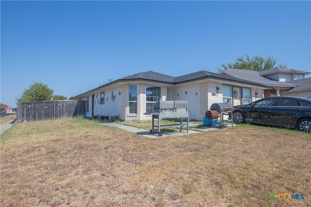 ranch-style home featuring a front lawn