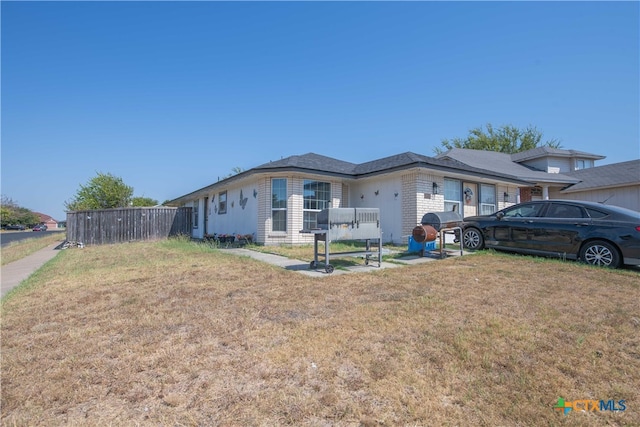 ranch-style house featuring a front yard