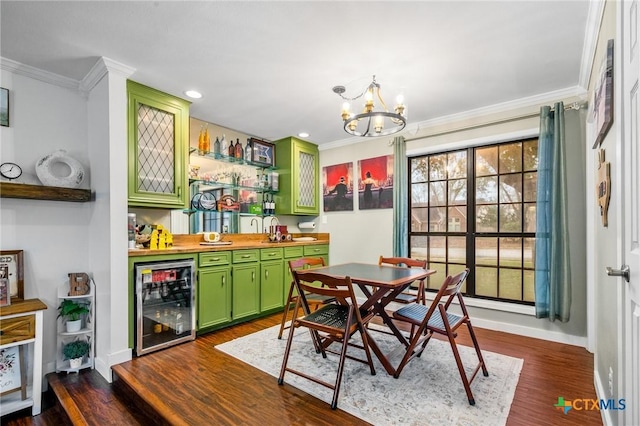 dining area featuring wine cooler, dark wood-style flooring, ornamental molding, bar area, and baseboards