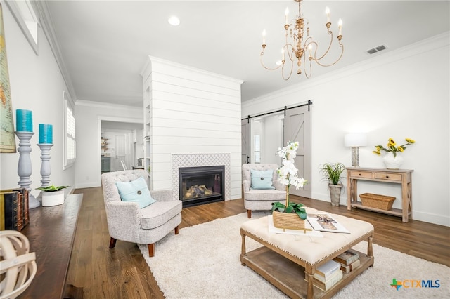 living area featuring visible vents, baseboards, wood finished floors, and crown molding