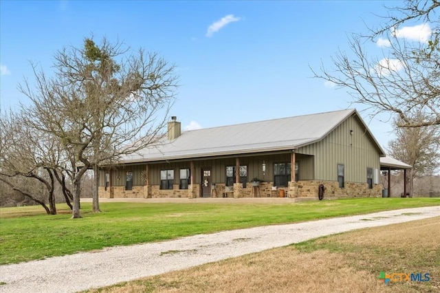 view of front of home featuring a front yard