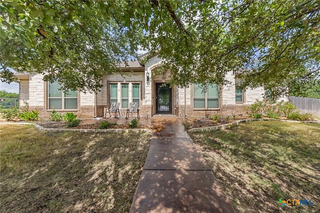 view of front of property featuring a front lawn