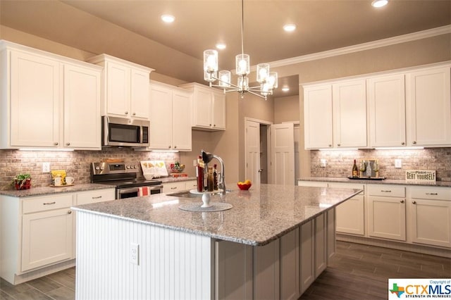 1027 Winchester Dr, Nolanville, TX 76559 - kitchen with appliances with stainless steel finishes, a sink, tasteful backsplash, a center island with sink, and crown molding