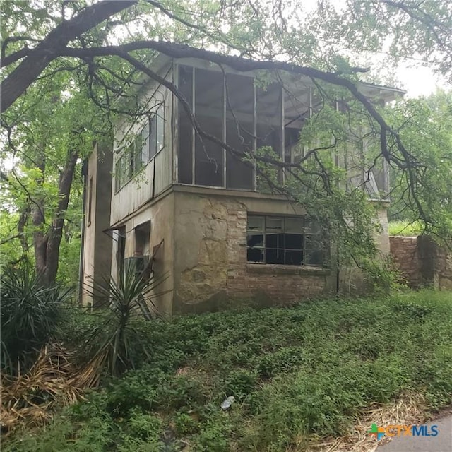 308 N 9th St, Gatesville, TX 76528 - view of side of property with stone siding