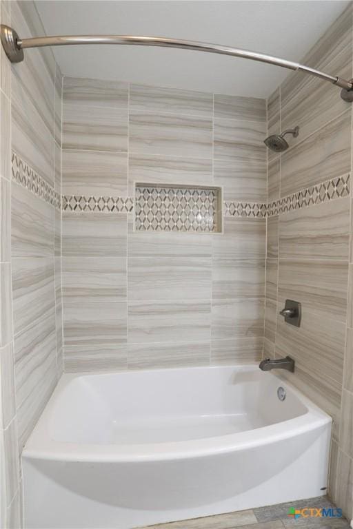 bathroom featuring tiled shower / bath combo