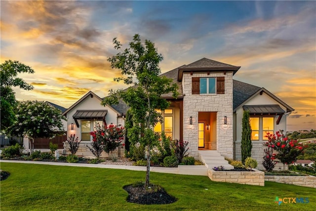 view of front of house featuring a lawn