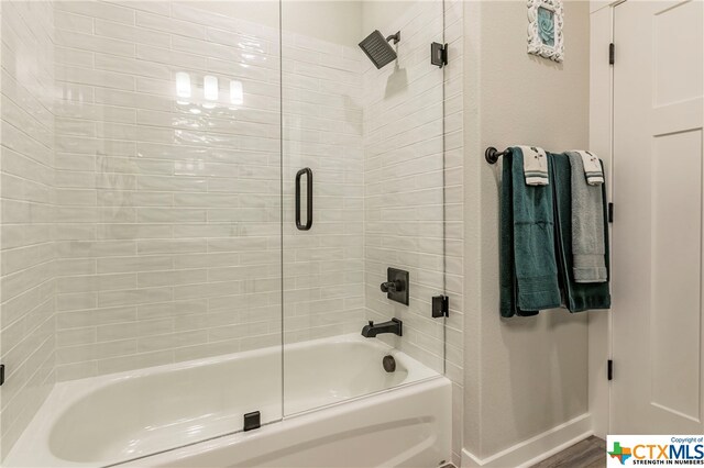 bathroom with enclosed tub / shower combo