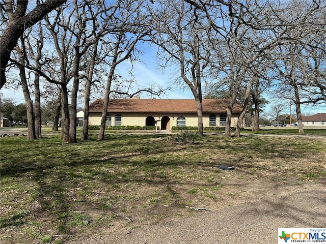 single story home with a front lawn