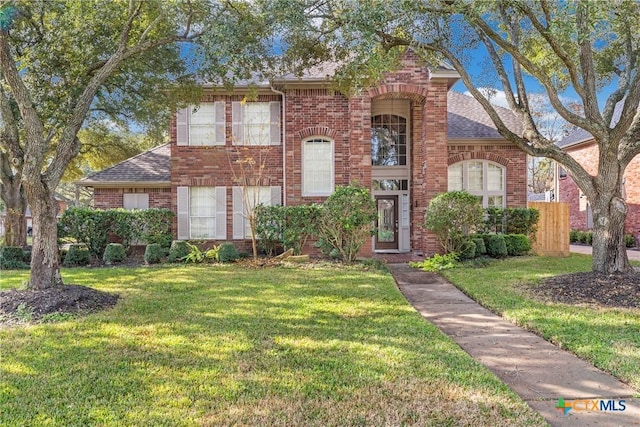 view of front of property featuring a front lawn