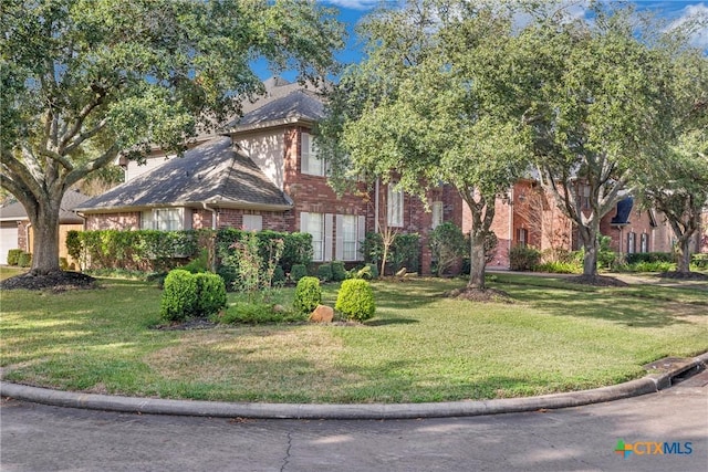 view of front of property featuring a front yard