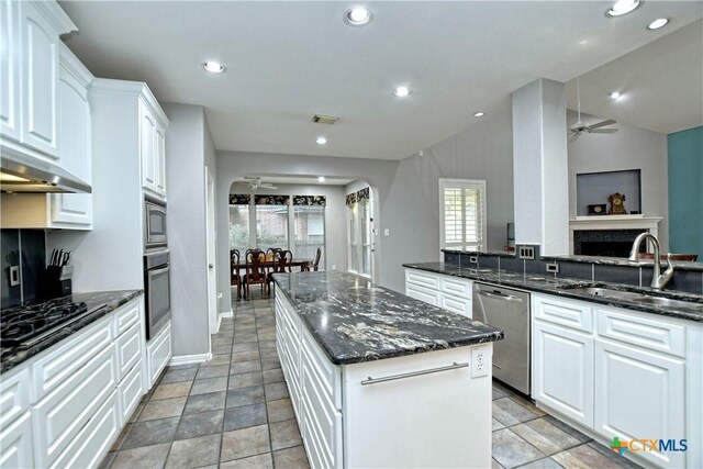 1320 Becca Teal Pl, Round Rock, TX 78681 - kitchen featuring a center island, visible vents, stainless steel appliances, and a ceiling fan