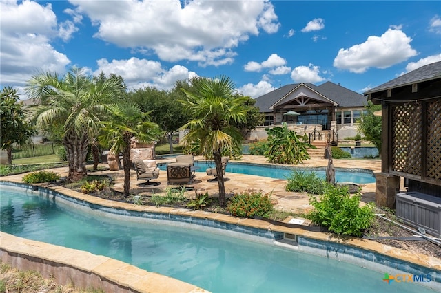 view of swimming pool