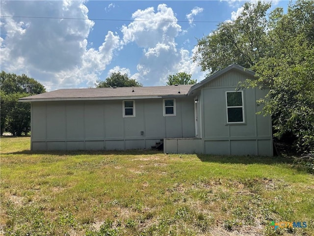 908 S 22nd St, Temple, TX 76501 - rear view of property featuring a lawn