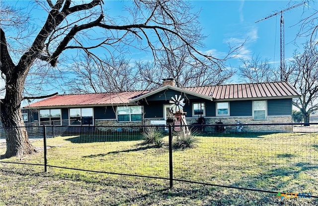 view of front facade featuring a front lawn