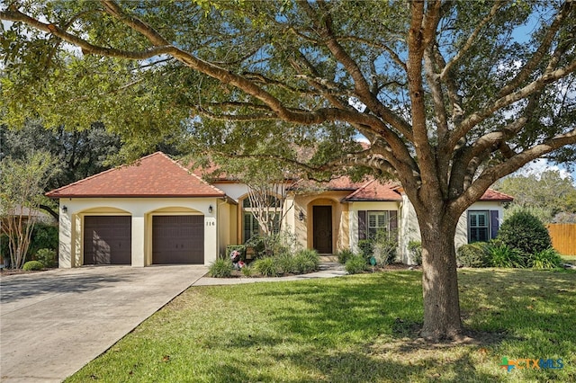 view of front facade featuring a front lawn and a garage