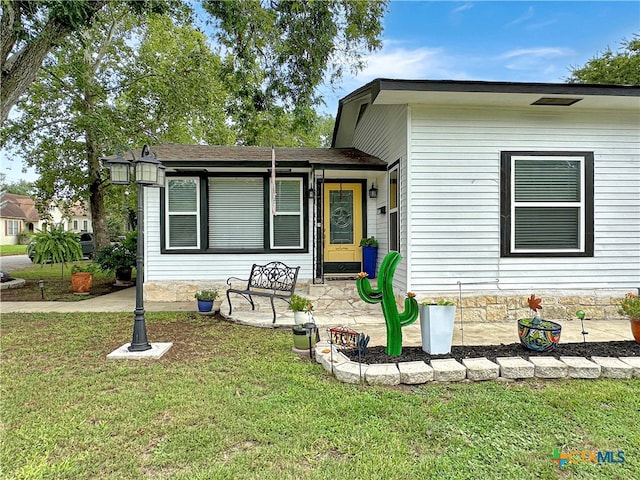 view of front of property with a front lawn