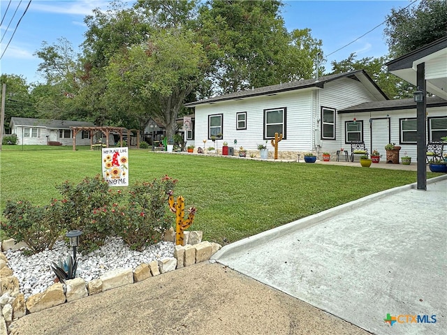 view of front of property featuring a front yard