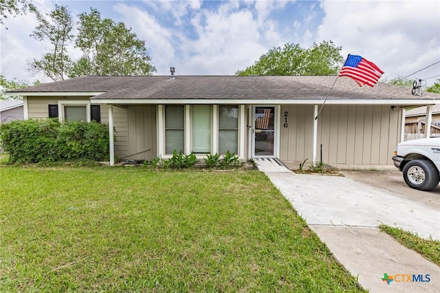216 Prospect St, Seguin, TX 78155 - ranch-style home featuring a front lawn