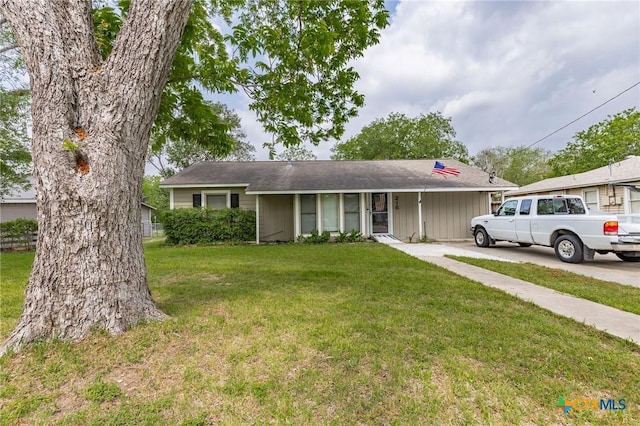 216 Prospect St, Seguin, TX 78155 - single story home with driveway and a front yard