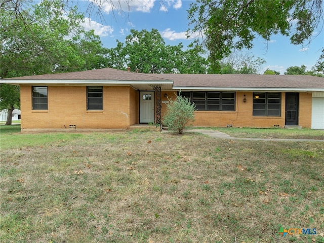 ranch-style house featuring a front lawn