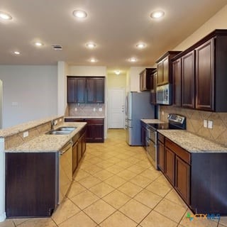 5120 Siltstone Loop, Killeen, TX 76542 - kitchen featuring stainless steel appliances, a sink, decorative backsplash, recessed lighting, and an island with sink