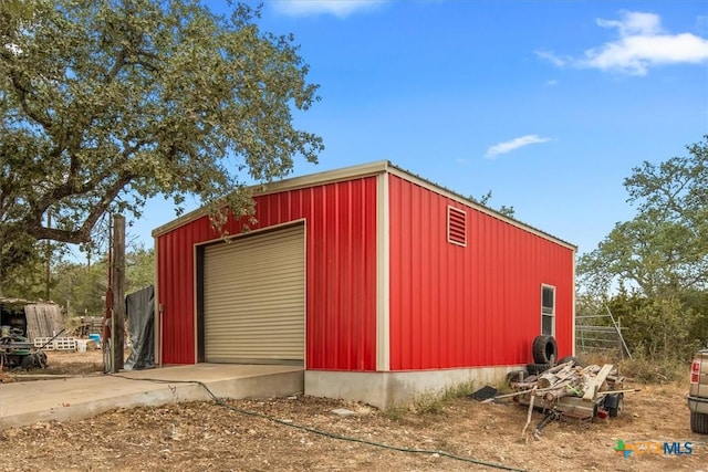 view of pole building with driveway