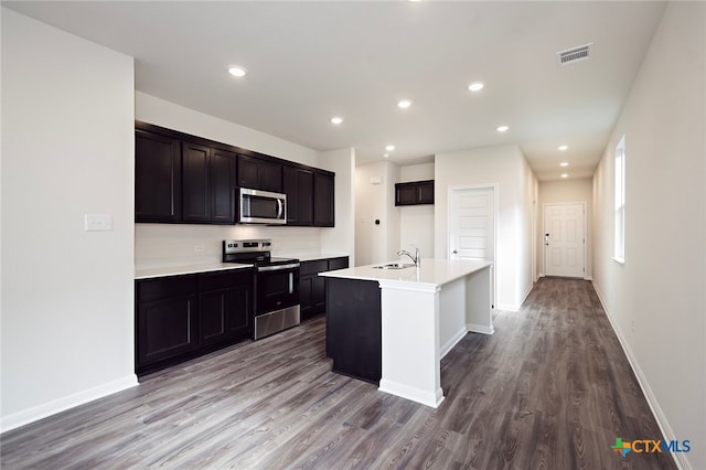 217 Alcatraz Loop, Jarrell, TX 76537 - kitchen featuring stainless steel appliances, a sink, light wood-style flooring, baseboards, and recessed lighting
