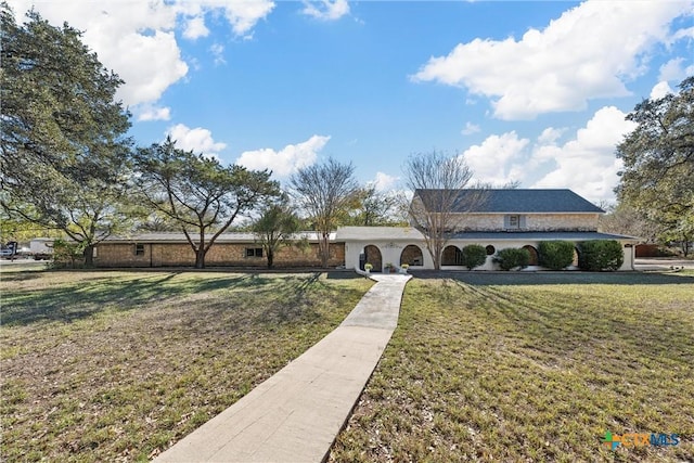 view of front of property featuring a front lawn