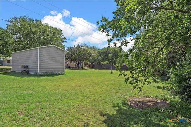 view of yard with an outbuilding