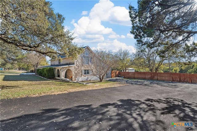 view of front of property featuring a front yard