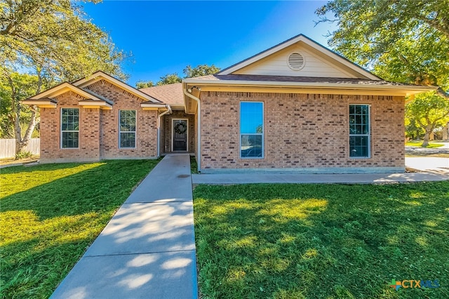 view of front of house featuring a front yard