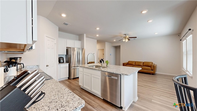 1519 Merritt St, Temple, TX 76504 - kitchen featuring stainless steel appliances, a sink, light wood-style floors, a ceiling fan, and recessed lighting
