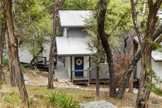 view of front facade featuring metal roof