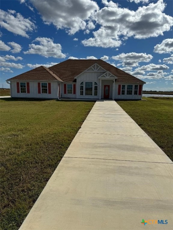 single story home with a front lawn